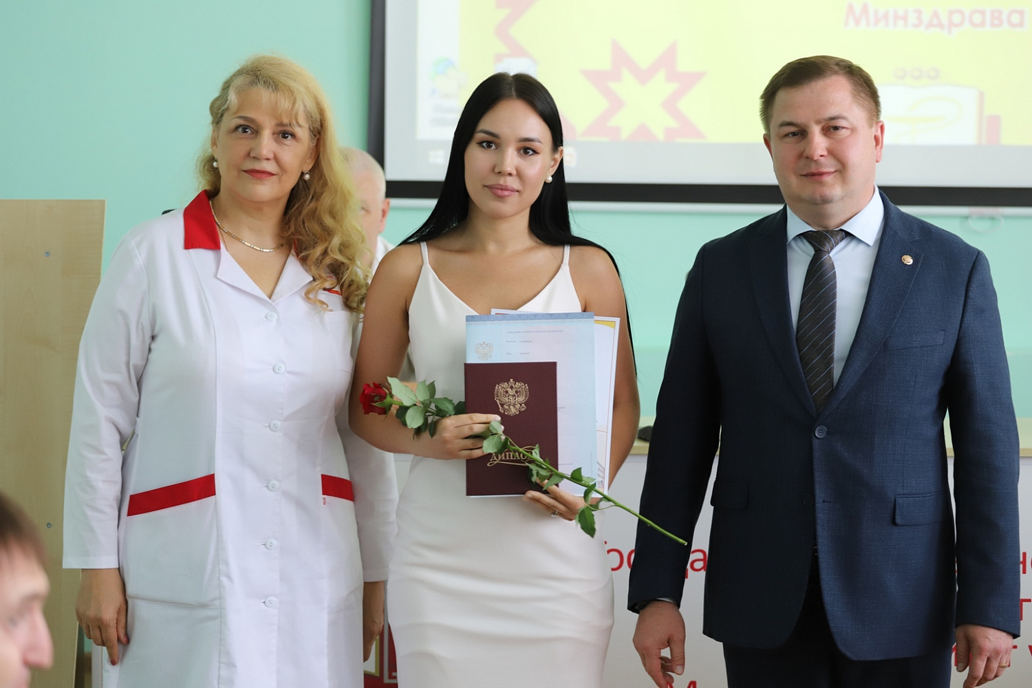Ординаторы МНТК–Чебоксары получили свои дипломы: важный шаг в карьере молодых специалистов