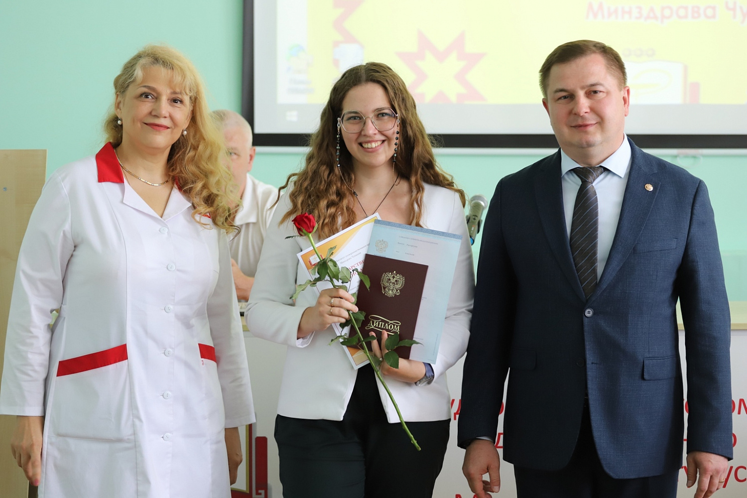 Ординаторы МНТК–Чебоксары получили свои дипломы: важный шаг в карьере молодых специалистов